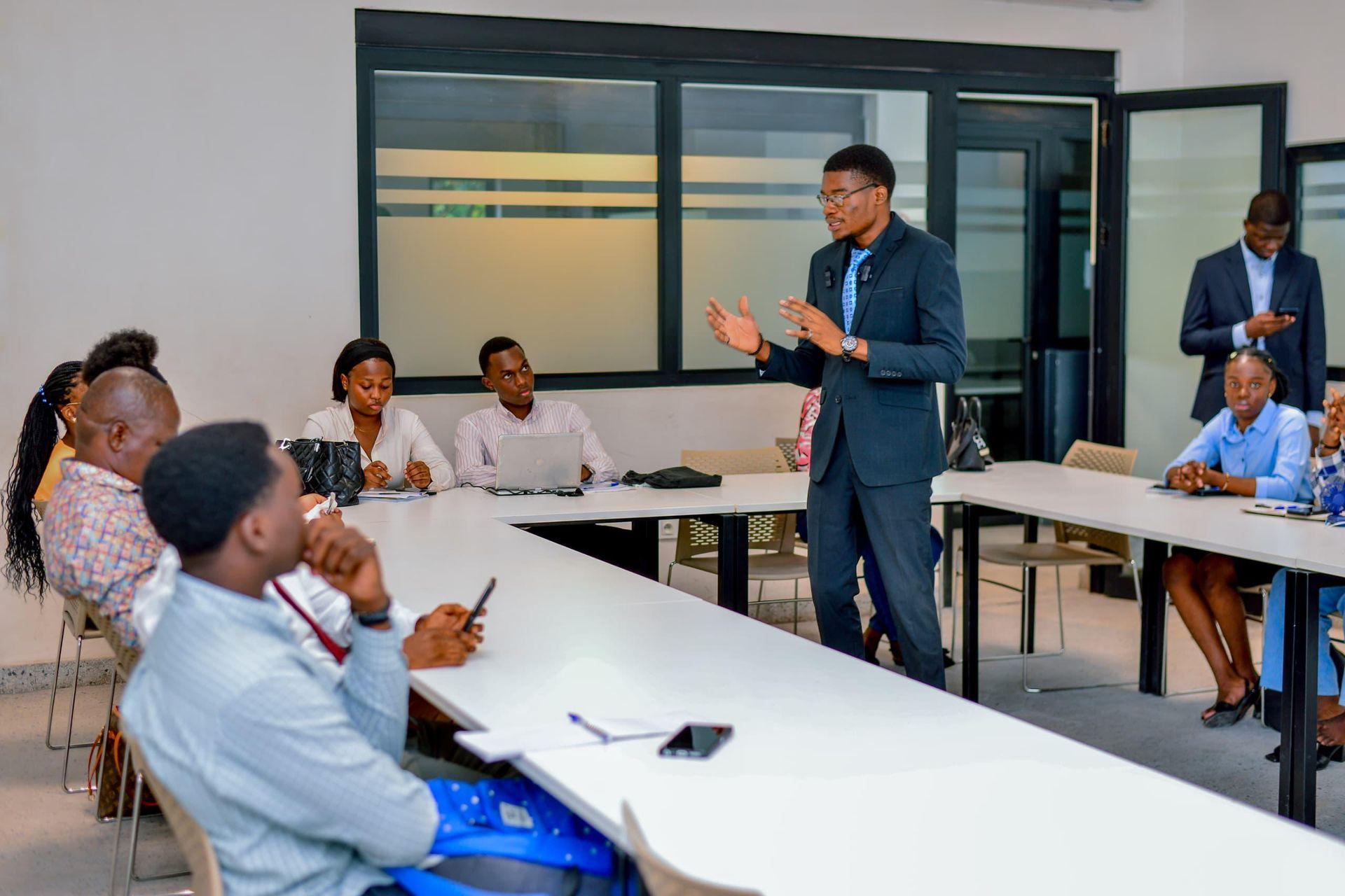 M. Radi Tayaye et les formés M. Radi Tayaye entrain d'animer la formation pour le compte de Ti-consulting