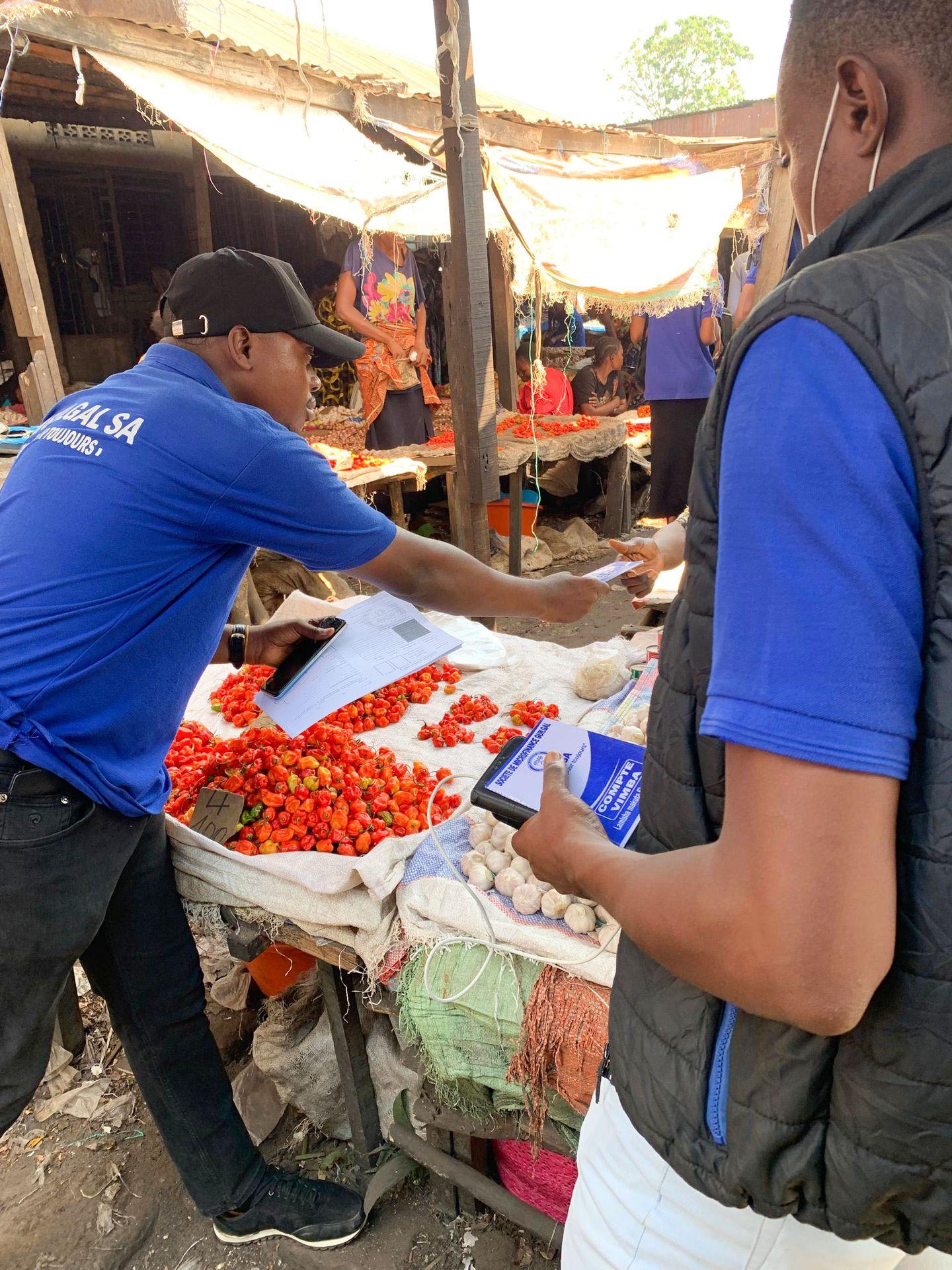 Superviseur des commerciaux de l'agence GUILGAL MBUJIMAYI, sur terrain pour la sensibilisation des prospects
