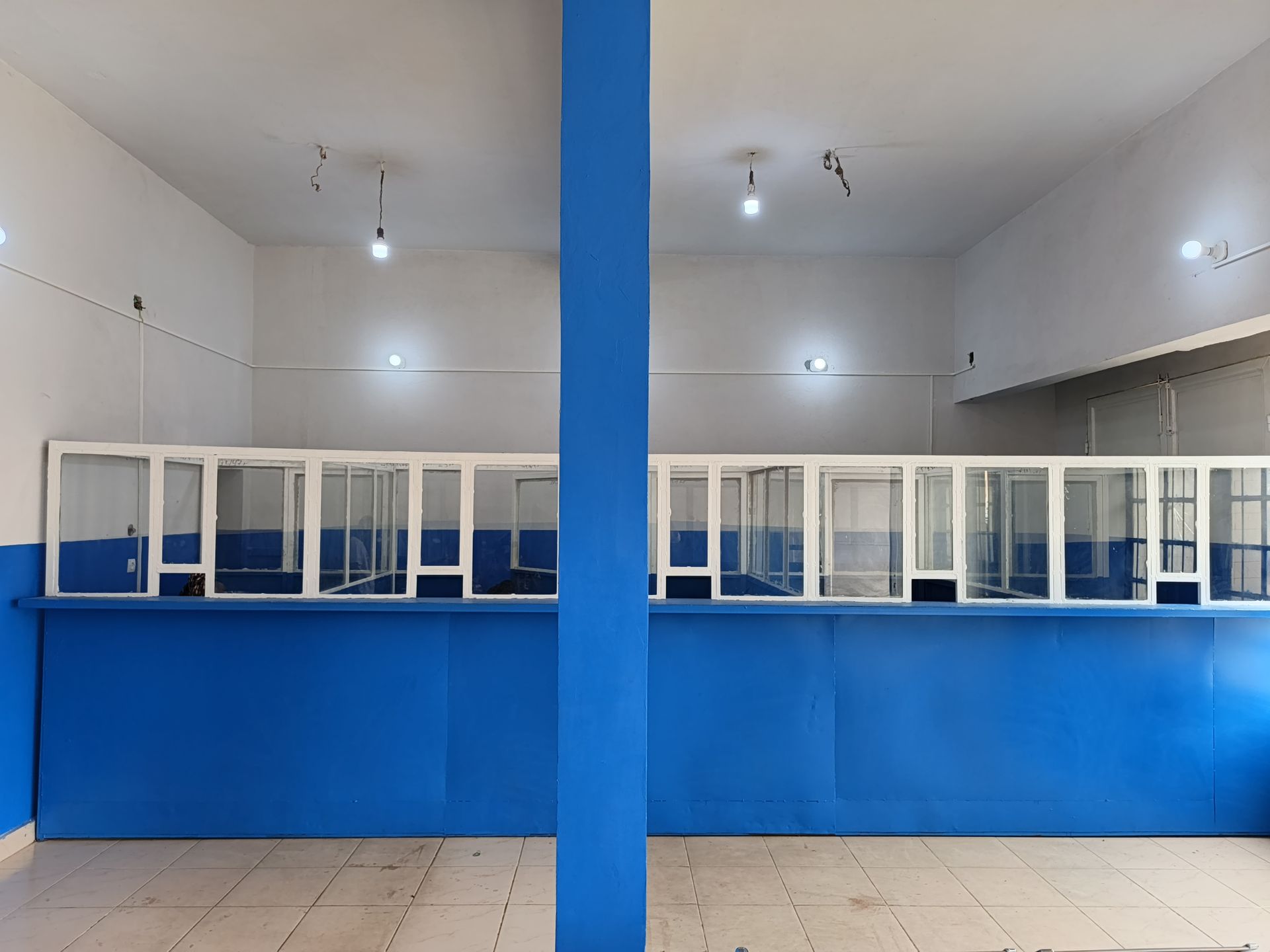 Salle d'attente des clients et guichets