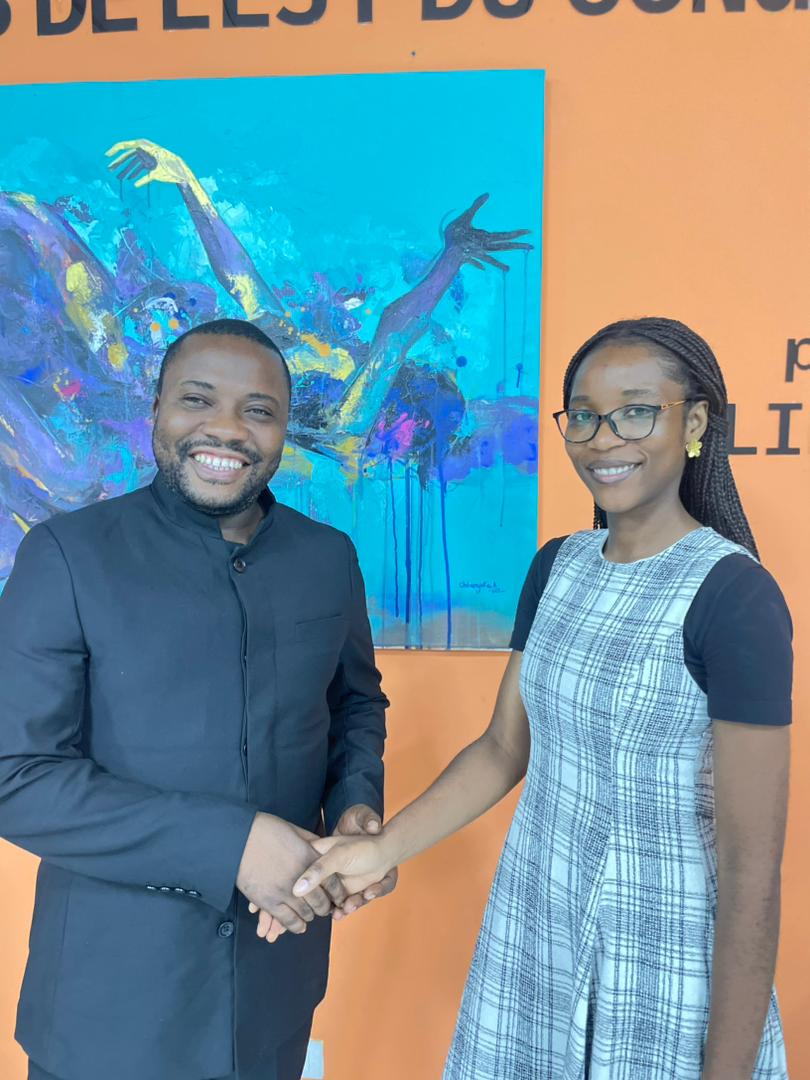 Directeur financier et Responsable finance rurale de la SM GUILGAL se serrant la main