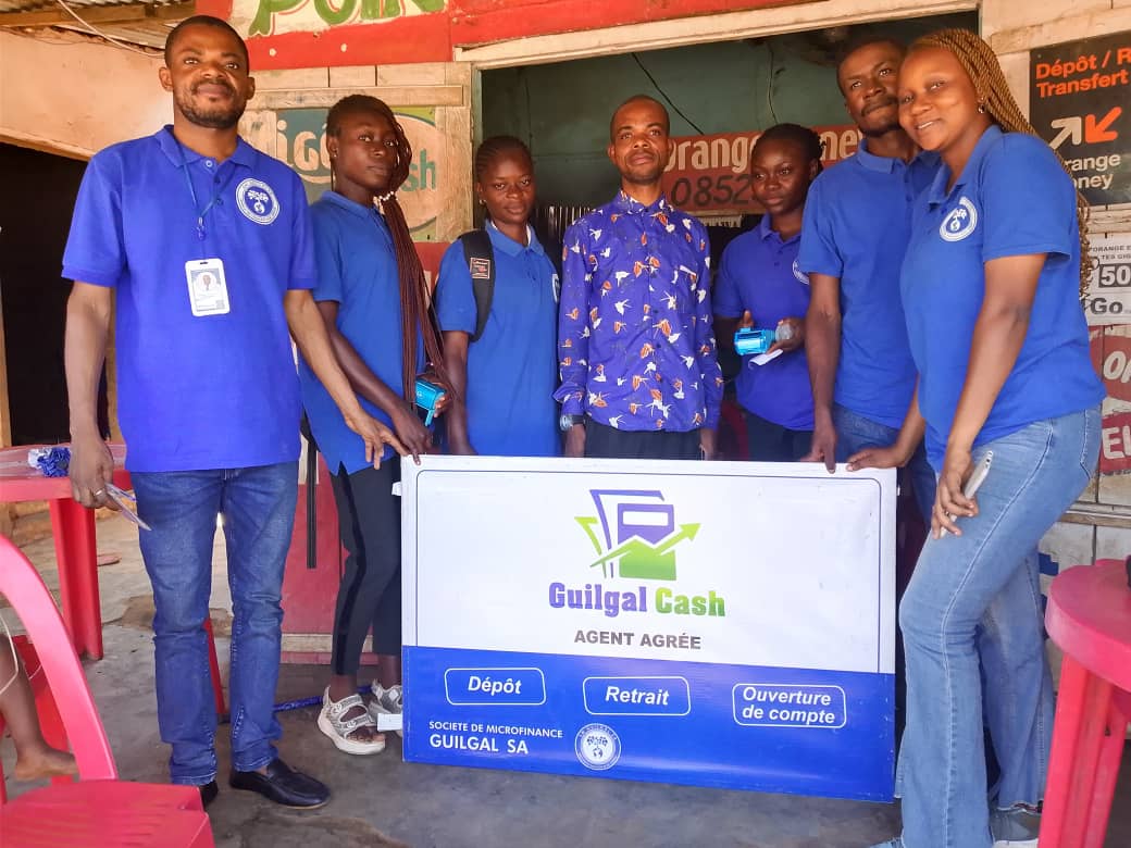 Agents guilgal avec panneau GUILGAL CASH