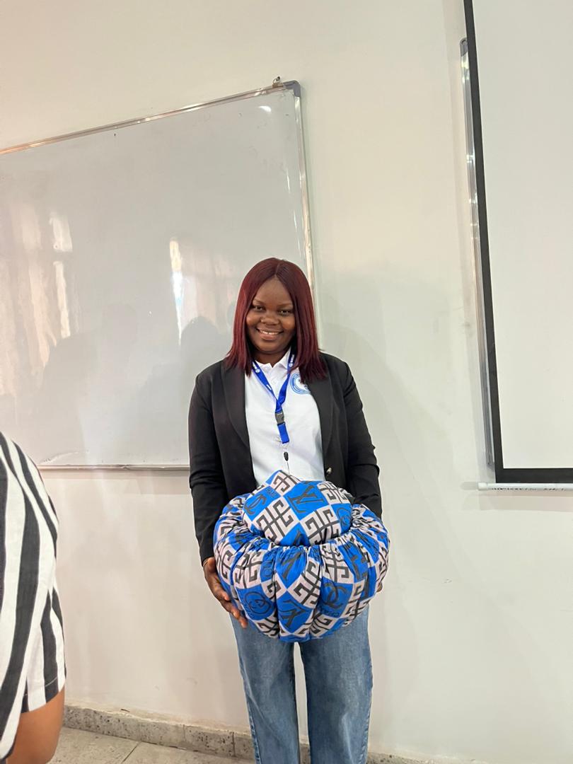 Mme Chatty transportant une wonderbag