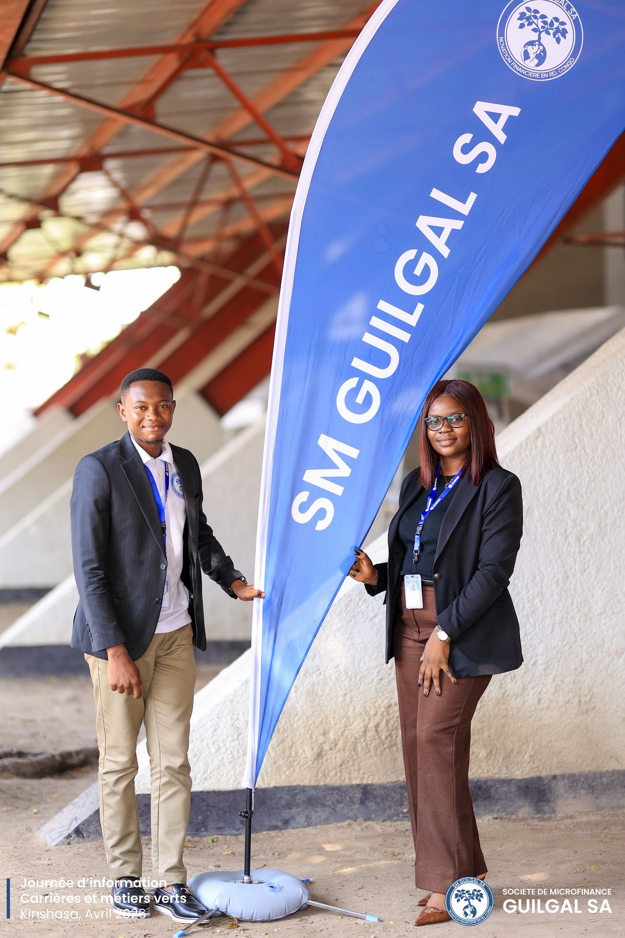 M. David et Mme Chatty, 2 agents de la SM GUILGAL à l'entrée du hangar au lycée Prince de Liège