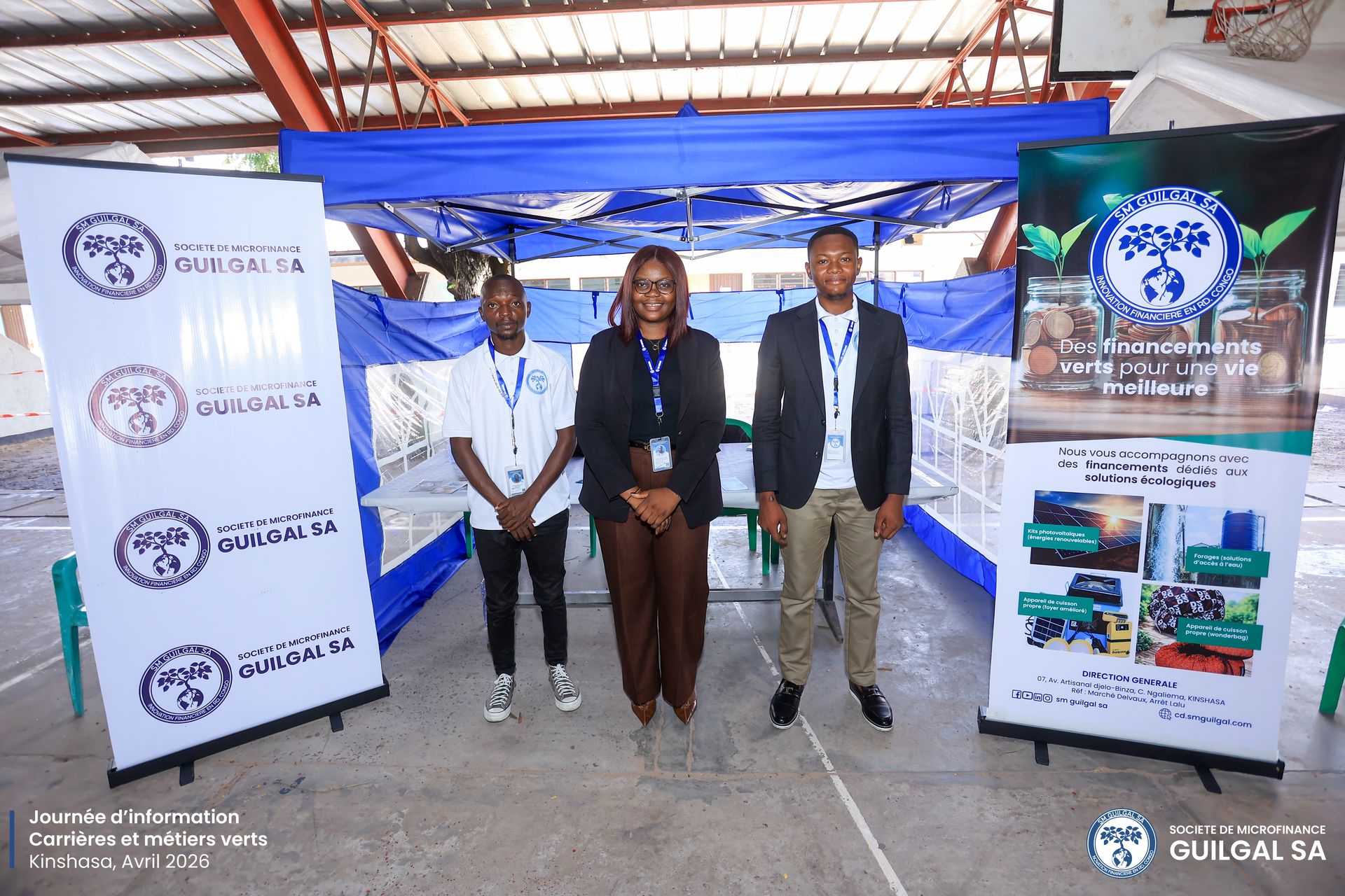 les agents de la SM GUILGAL sous le stand d'exposition