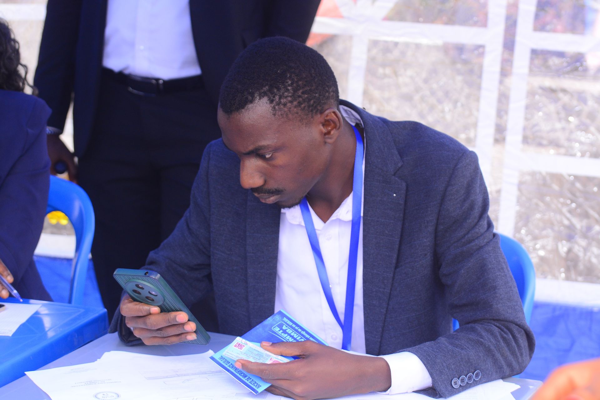 Photo d'un agent assis sous le stand pour recevoir des prospects