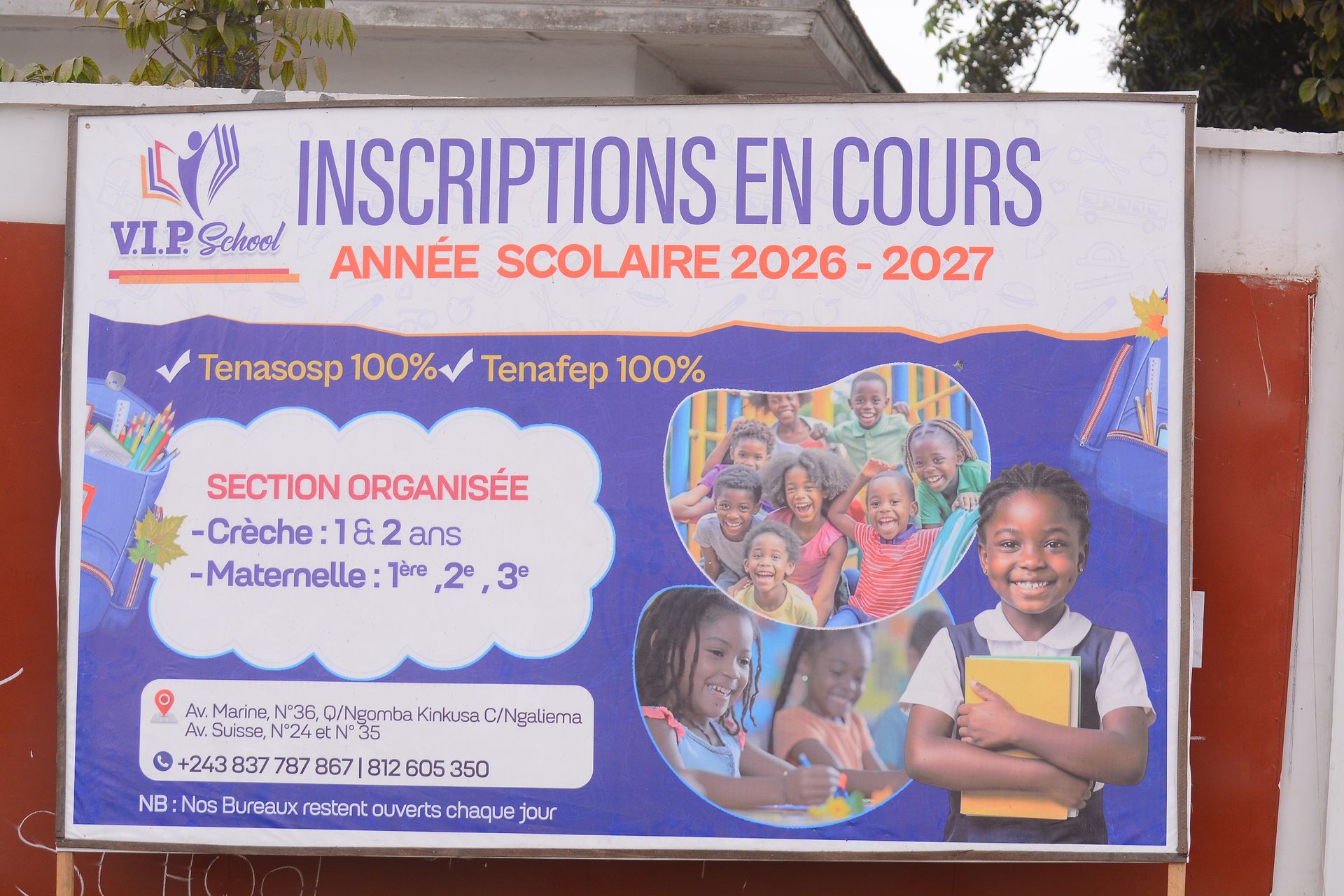 Photo d'une enseigne extérieure d'une école