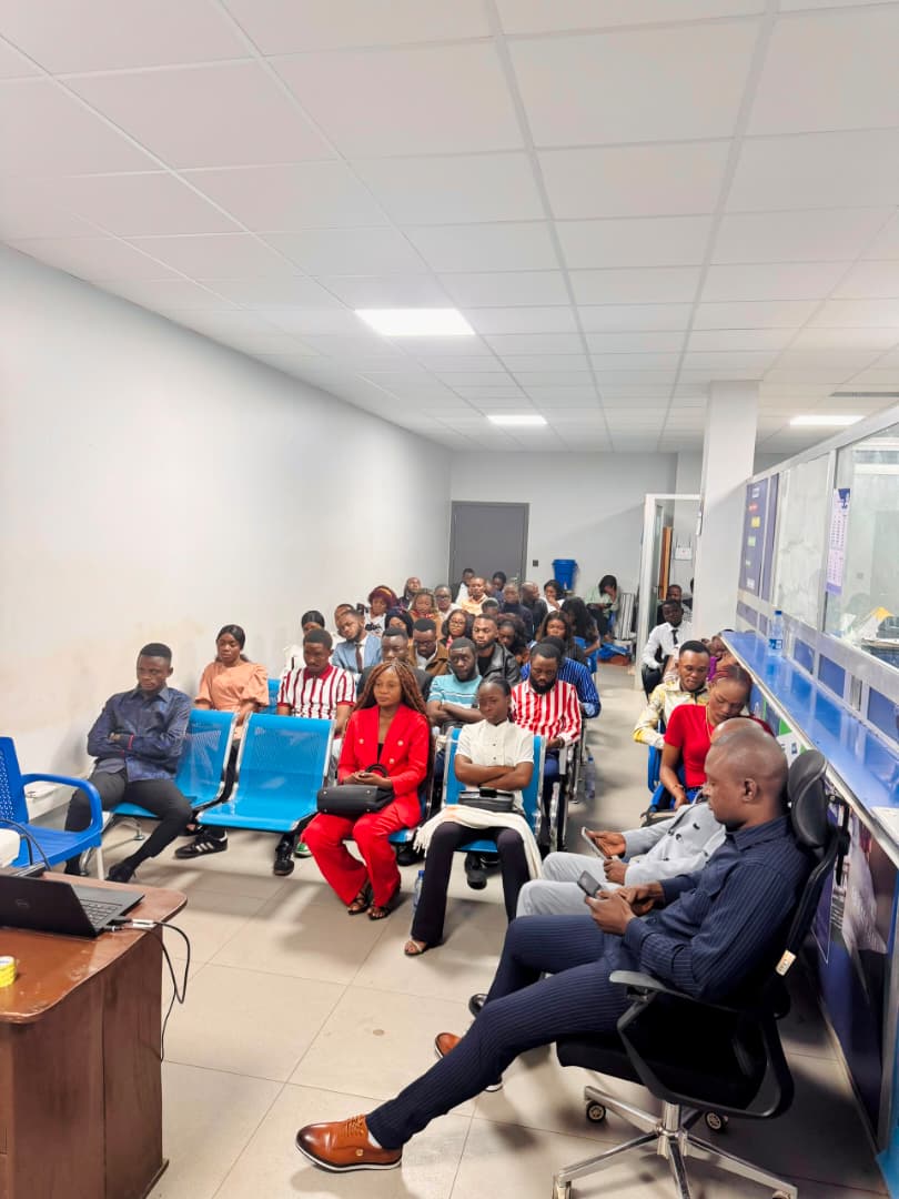 Photo des agents assis entrain de suivre le culte d'évaluation en visioconférence à l'agence Guilgal de Lubumbashi