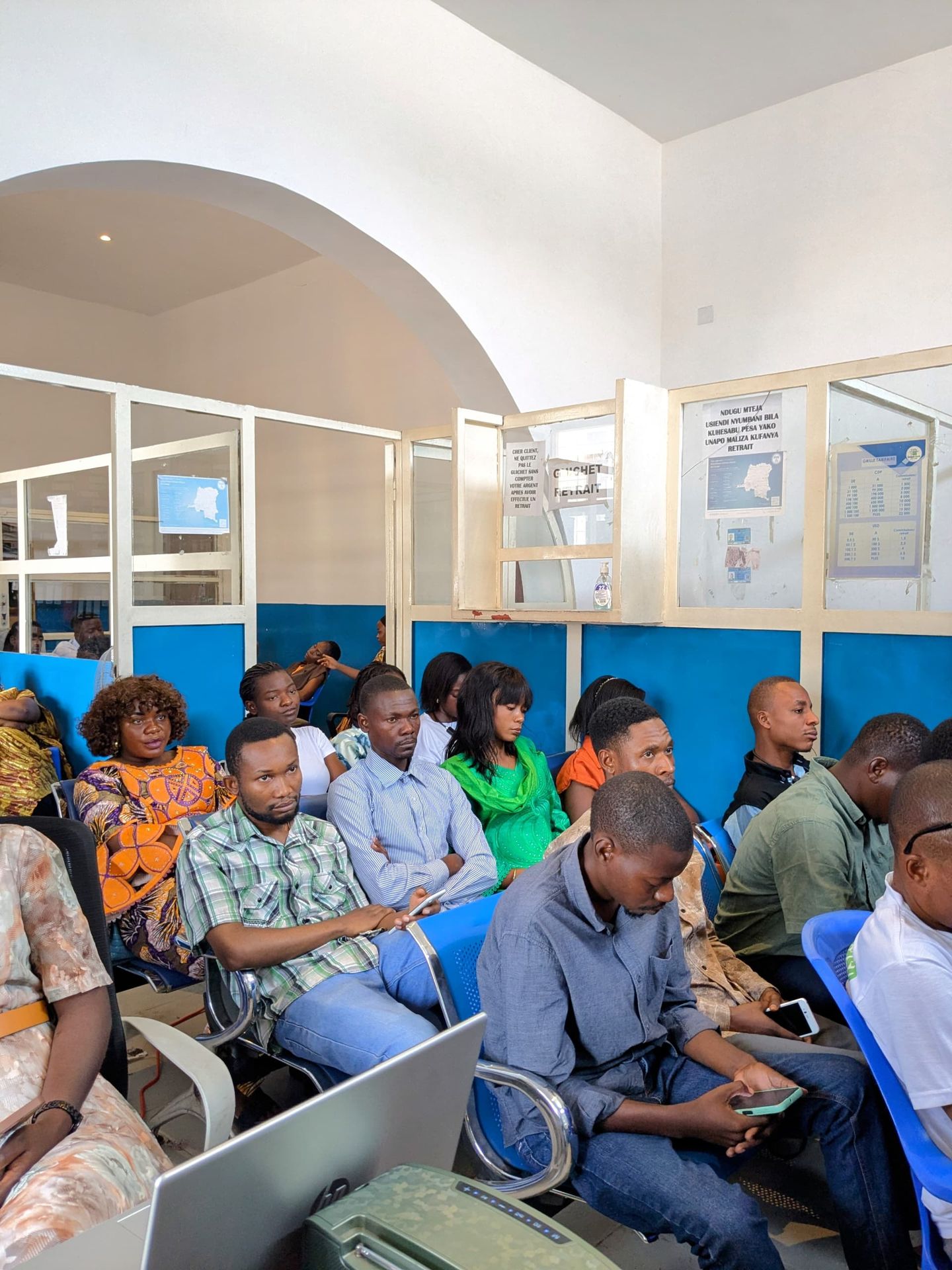 Photo des agents assis entrain de suivre le culte d'évaluation en visioconférence à l'agence Guilgal de Kalemie