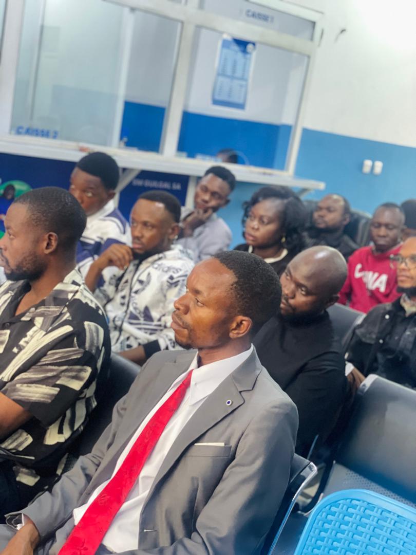 Photo des agents assis entrain de suivre le culte d'évaluation en visioconférence à l'agence Guilgal Delvaux/Matadi Kibala