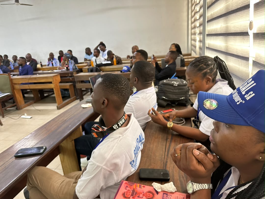 Photos des responsables des églises et promoteurs d'écoles  assis en pleine session d'échanges avec les agents Guilgal