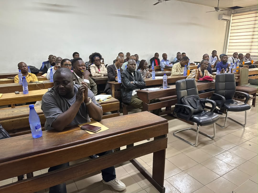Photos des responsables des églises et promoteurs d'écoles  assis en pleine session d'échanges avec les équipes Guilgal