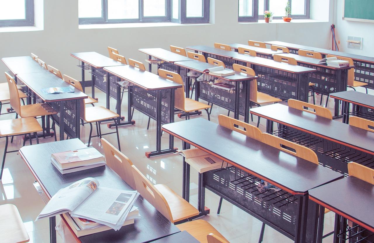 Des bancs dans une salle de classe